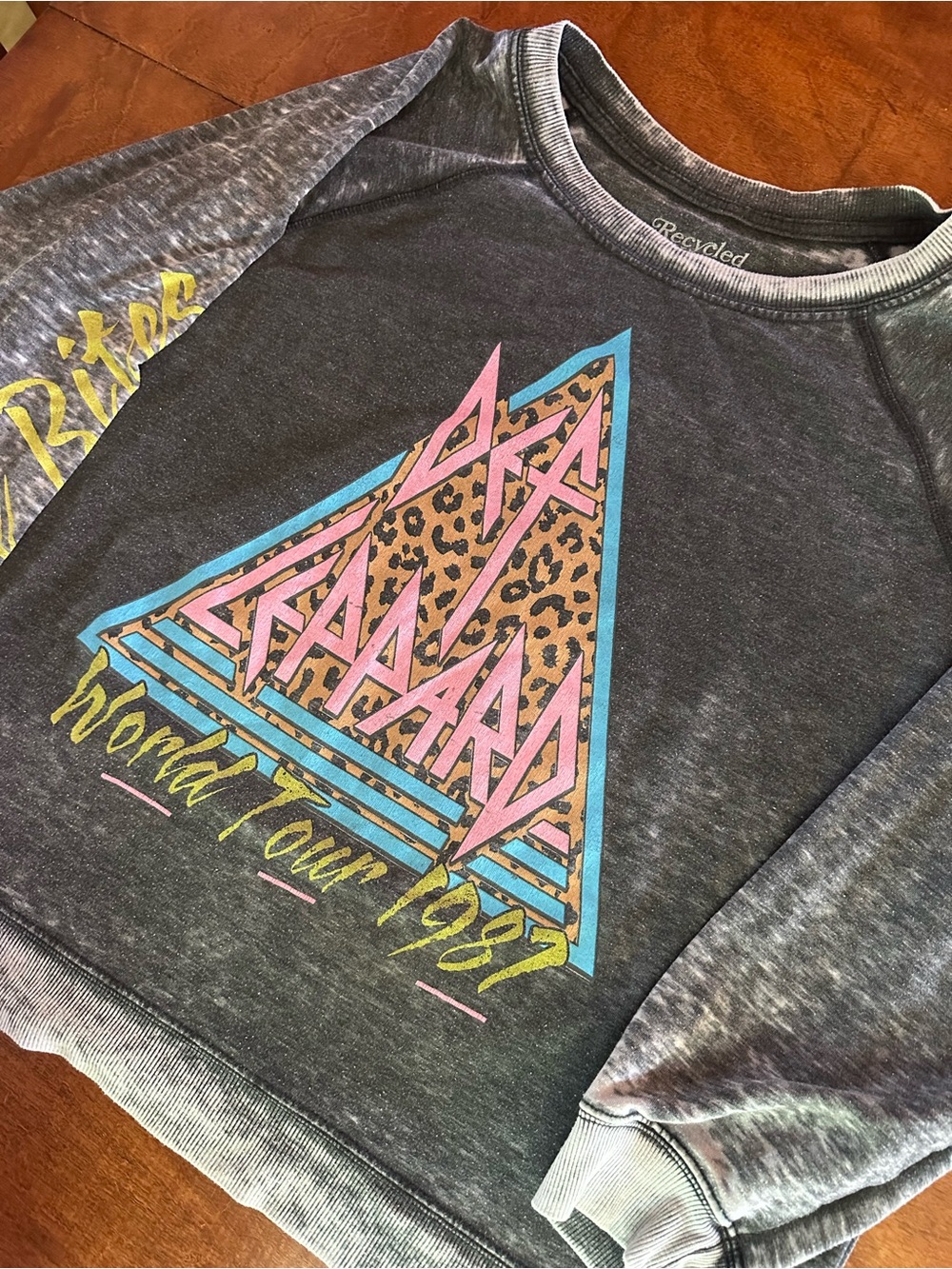 Def Leppard World Tour 1987 Acid Wash Oversized Sweatshirt Leopard Graphic L - Picture 3 of 6